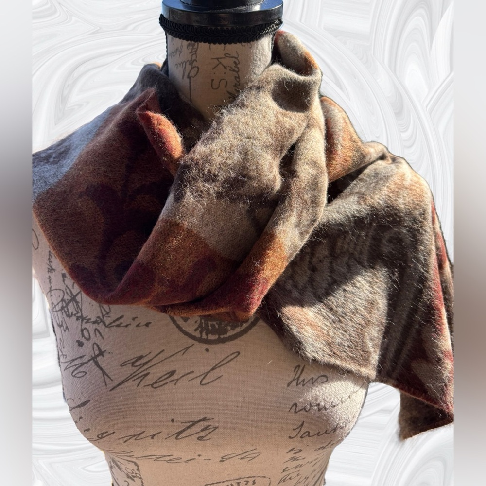 Cozy Winter Scarf
Made in France
Like New / Never Worn